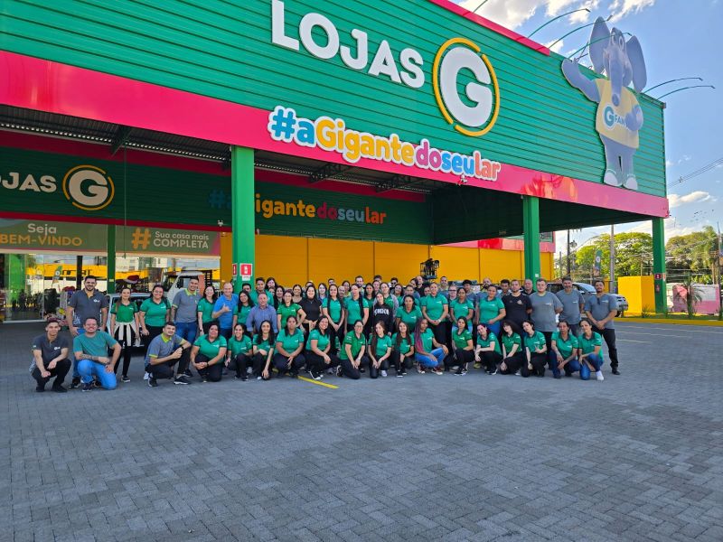 Equipe Lojas G em frente à loja